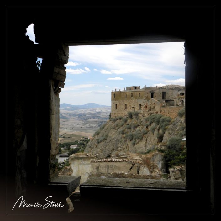 Craco – one of abandoned Italian towns * Monika Stasik